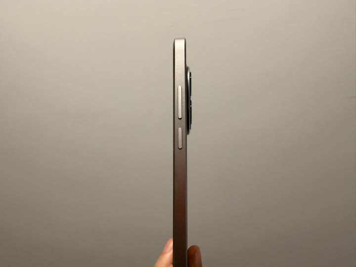 El grosor del Xiaomi Redmi Note 15 Pro 5G, de 7,9 milímetros.