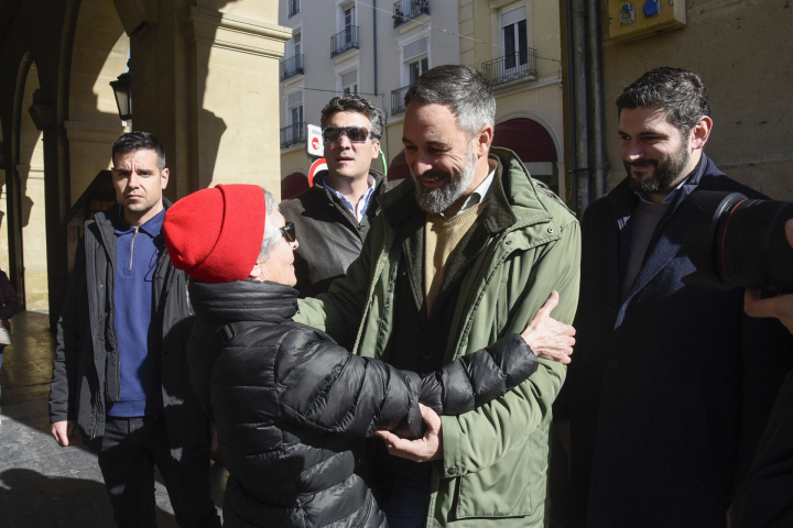El líder de Vox, Santiago Abascal, saluda a una simpatizante este viernes en Huesca,