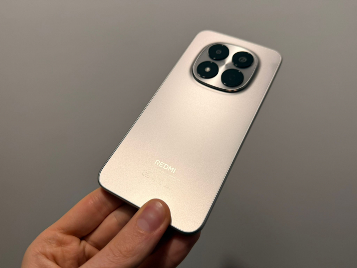 El Xiaomi Redmi Note 15 5G, en tono plateado.