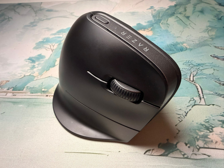 La parte delantera del Razer Pro Click V2 Vertical.