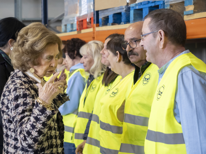 La reina Sofía en su visita al Banco de Alimentos de Huesca en abril de 2024
