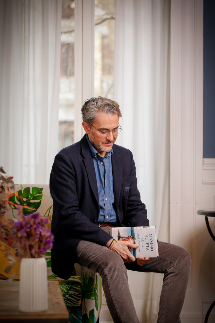 Máximo Huerta posa con su nueva novela 'Mamá está dormida'.