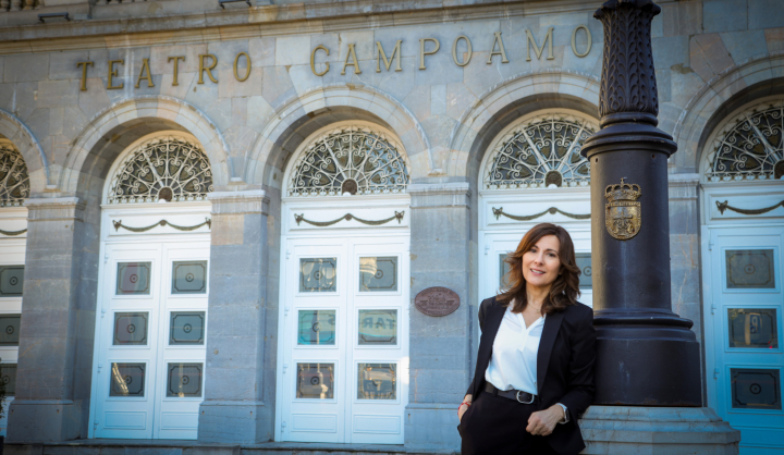 Mayte Uceda ante el Teatro Campoamor de Oviedo, uno de los escenarios de su novela 'Los amantes paralelos'