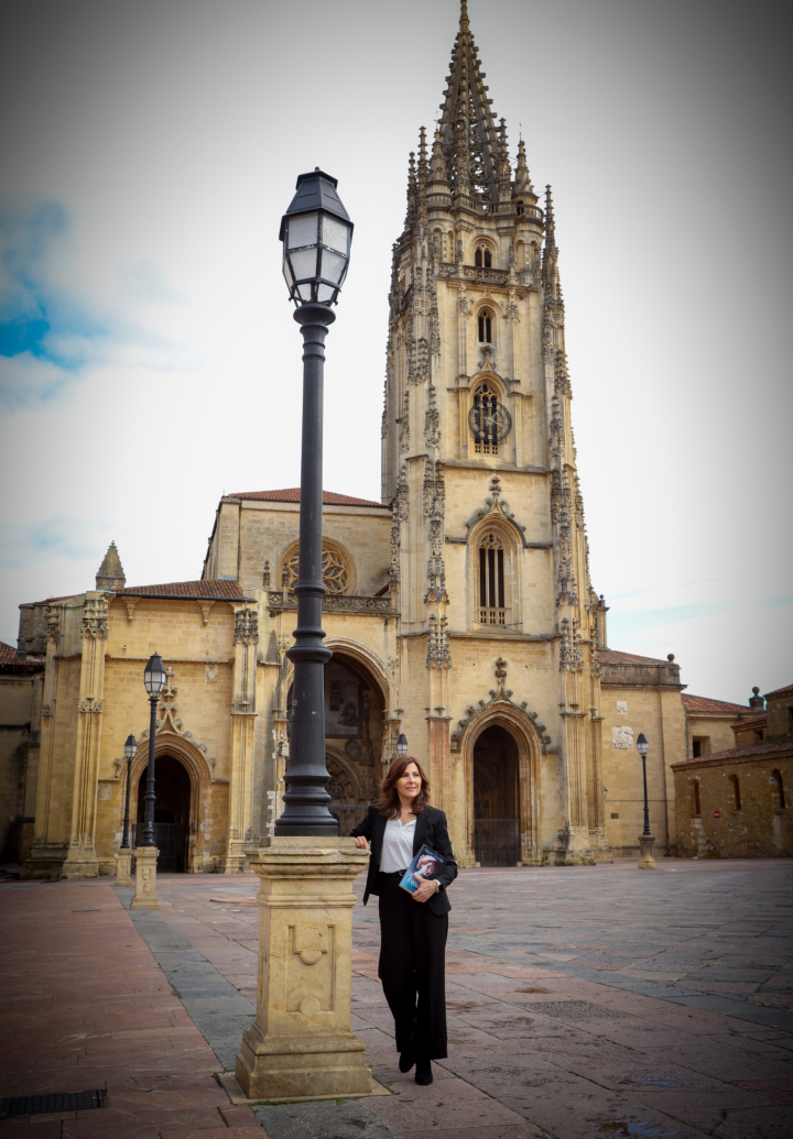 Mayte Uceda, autora de 'Los amantes paralelos', con la Catedral de Oviedo