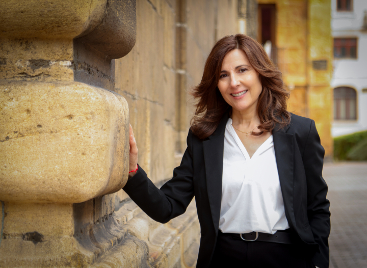 Mayte Uceda en el Oviedo antiguo, escenario de su novela 'Los amantes paralelos'