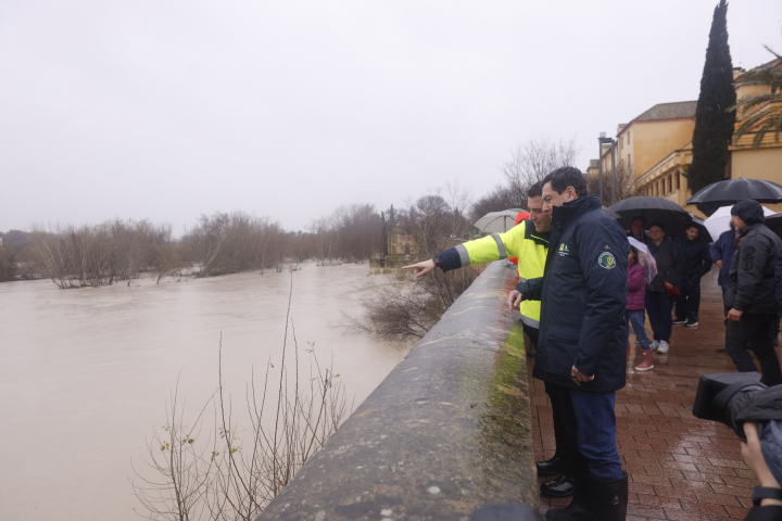 alt="alt="El presidente de la Junta de Andalucía, Juanma Moreno (d), junto al alcalde de Córdoba, José María Bellido (2d), durante la vista este sábado a las zonas afectadas por la crecida del Guadalquivir,""