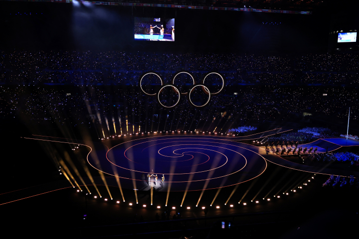La llama olímpica es llevada alrededor del escenario durante la ceremonia de apertura de los Juegos Olímpicos de Invierno Milano Cortina 2026 en San Siro en Milán, Italia.