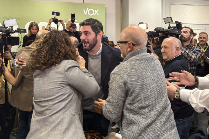 ZARAGOZA, 08/02/2026.- El candidato de Vox a la Presidencia de Aragón, Alejandro El candidato de Vox a la Presidencia de Aragón, Alejandro Nolasco, tras las elecciones de este domingo
