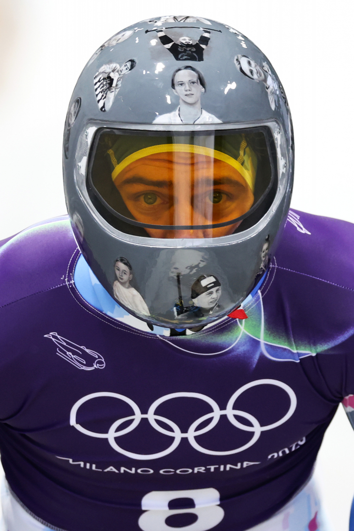 El casco de Herasevych mostrado más al detalle con algunas de las víctimas