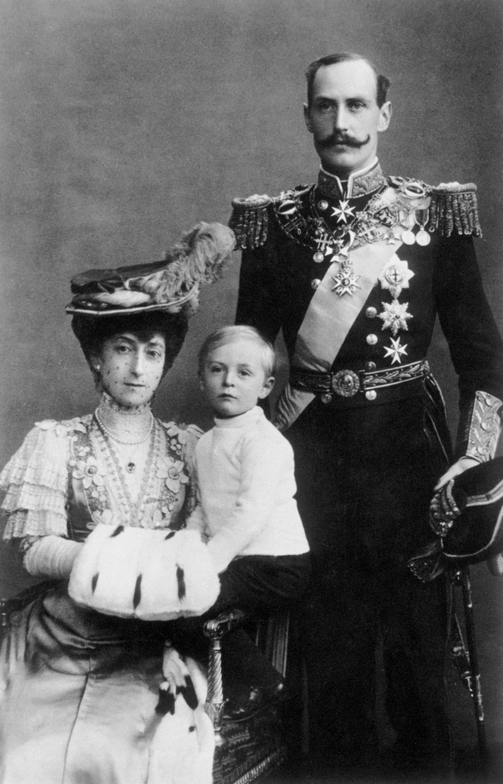 Los reyes Haakon VII y Maud de Noruega con su hijo Olav de Noruega cuando era pequeño
