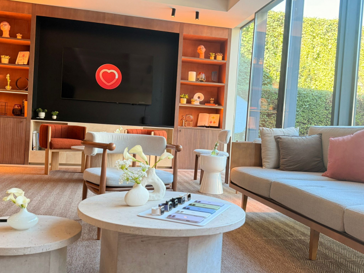 Evento de Apple en Madrid. En la mesa, varios modelos del iPhone 17 y Apple Watch. De fondo, el logo de la app Salud de Apple.