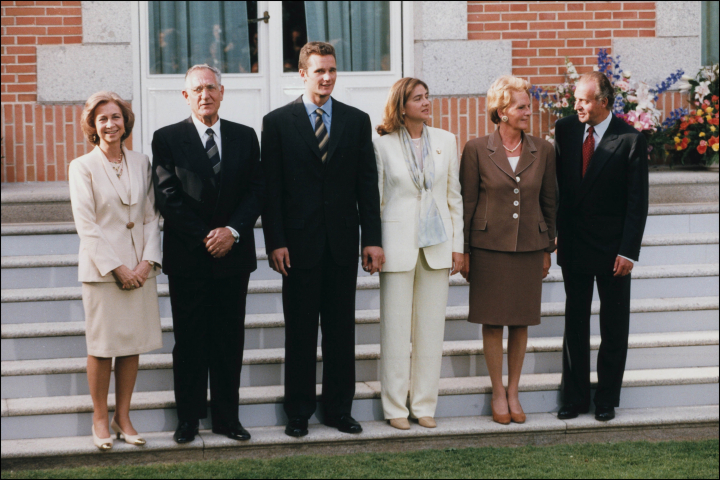 La infanta Cristina e Iñaki Urdangarin con sus respectivos padres en el anuncio oficial de su compromiso el 3 de mayo de 1997 en La Zarzuela