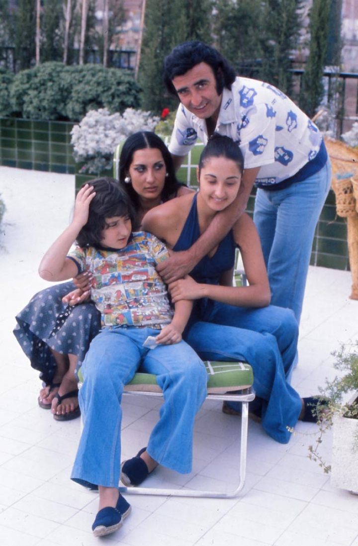 Peret con su mujer y sus hijos cuando eran pequeños en Barcelona