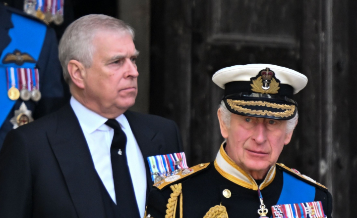 Carlos III y su hermano Andrés Mountbatten-Windsor en el funeral de Isabel II el 19 de septiembre de 2022
