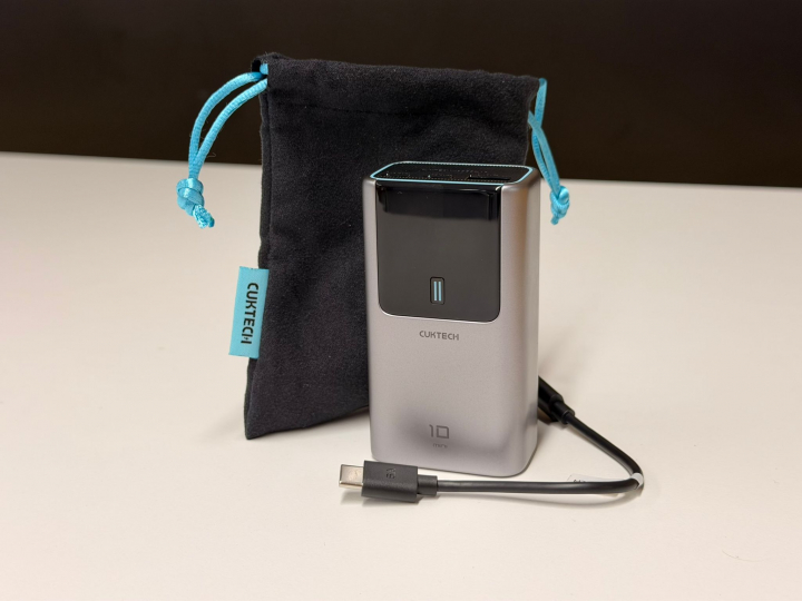 La CUKTECH 10 Mini, el cable USB-C y la funda que incluyen.