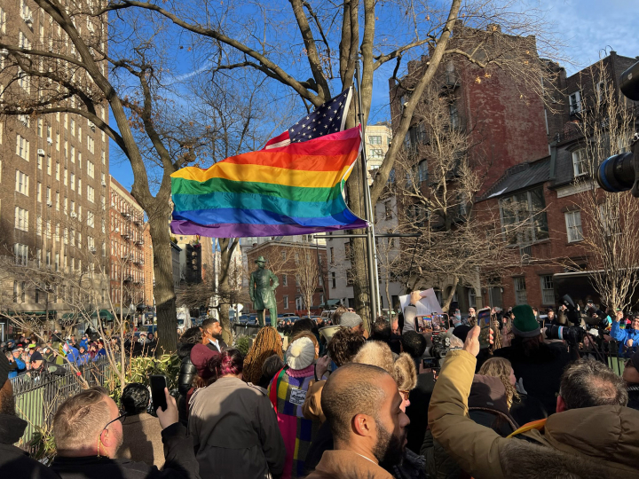 Los ciudadanos de Nueva York, en Stonewall durante el izado de la bandera LGTBIQ+