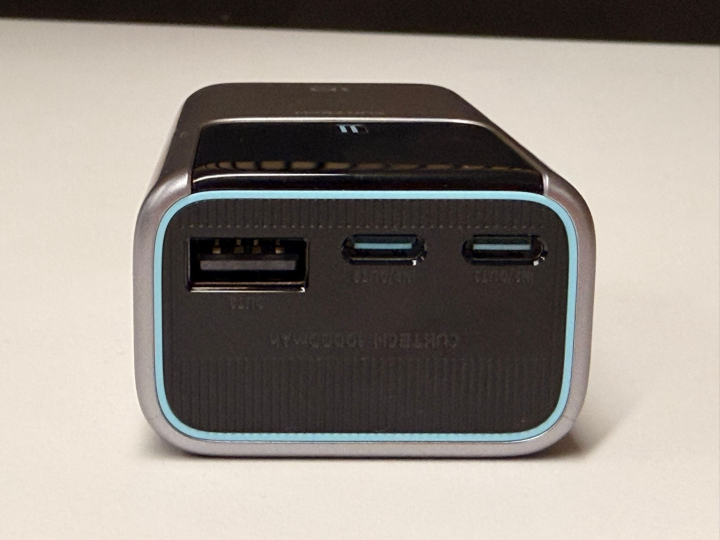 Los tres puertos de carga de la CUKTECH 10 Mini