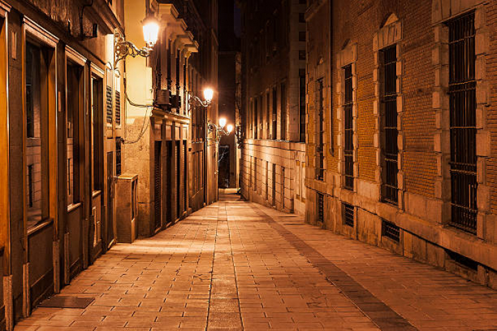 alt="alt="MADRID, SPAIN - 2010/03/13: Narrow alley illuminated by street lamps at night. (Photo by John Greim/LightRocket via Getty Images)""