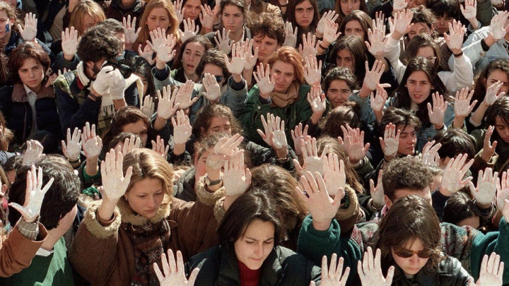 Manos blancas en la manifestación de la Universidad Autónoma de Madrid al día siguiente del atentado contra Tomás y Valiente.