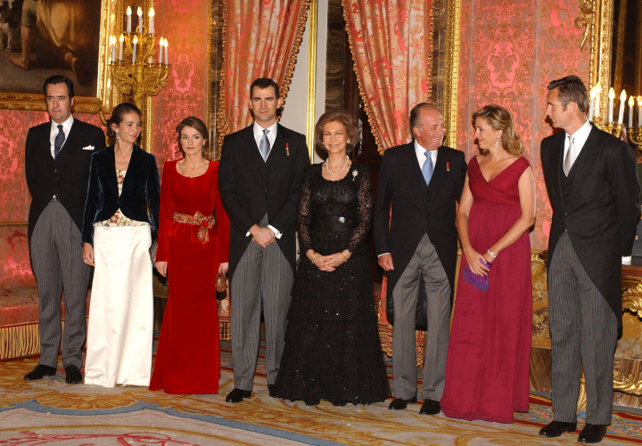 Un momento relajado de los reyes Juan Carlos y Sofía, los reyes Felipe y Letizia, la infanta Elena y Jaime de Marichalar y la infanta Cristina e Iñaki Urdangarin en la recepción al Cuerpo Diplomático en 2005