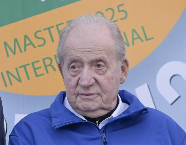 El rey Juan Carlos en una entrega de premios en las regatas de Sanxenxo en septiembre de 2025