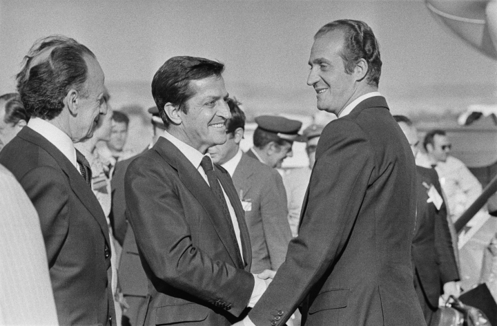Juan Carlos I estrechando la mano a Adolfo Suárez.
