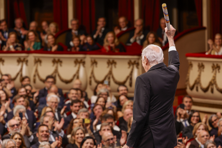Eduardo Mendoza recibe el aplauso del Teatro Campoamor de Oviedo al recibir el Premio Princesa de Asturias de las Letras 2025
