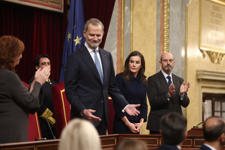 Felipe VI recibe los aplausos en el Congreso ante la seriedad de Letizia tras su discurso en el acto 'Nuestra Constitución más longeva'