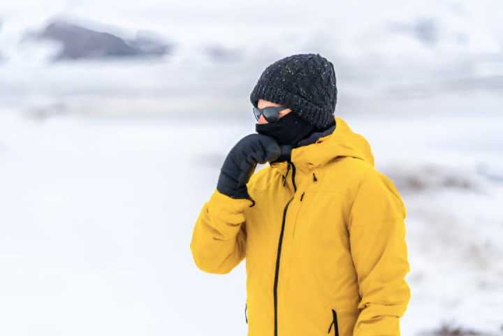 alt="alt="Un hombre muy abrigado debido a las bajas temperaturas en mitad de la nieve""