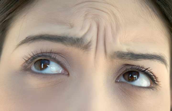 alt="alt="Una mujer frunciendo el entrecejo""