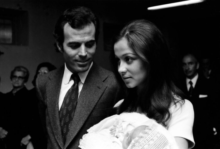 Julio Iglesias e Isabel Preysler, en el bautizo de su hijo Julio José en 1973