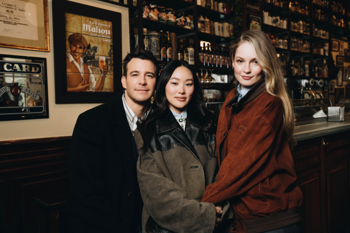 Luke Thompson, Yerin Ha y Hannah Dodd, en Madrid
