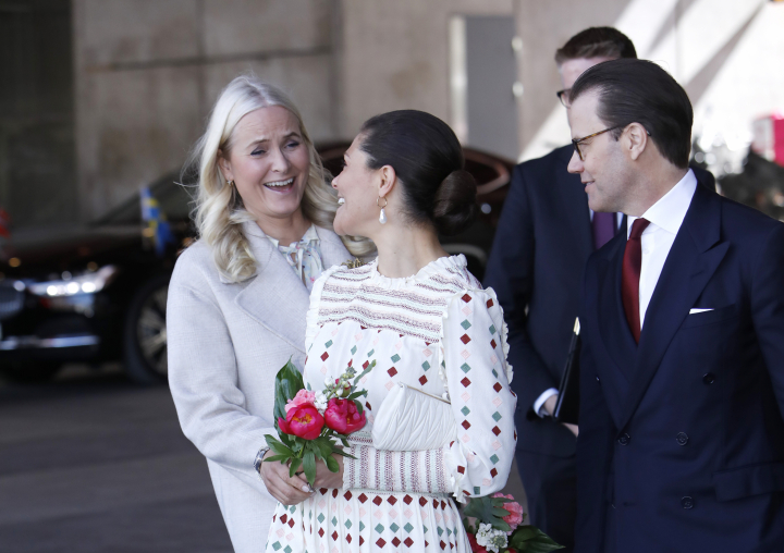 Mette-Marit de Noruega y Victoria de Suecia bromeando en presencia de Daniel de Suecia en Estocolmo en mayo de 2022