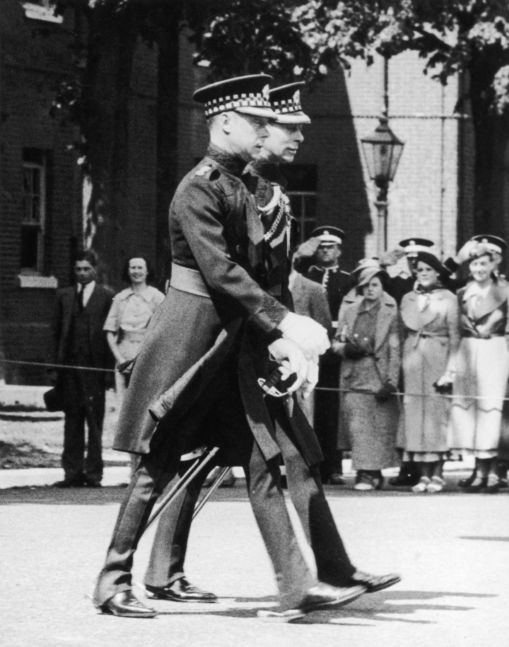 Eduardo VIII y Jorge VI en mayo de 1936 durante el breve reinado de Eduardo, que abdicó ese mismo año en su hermano