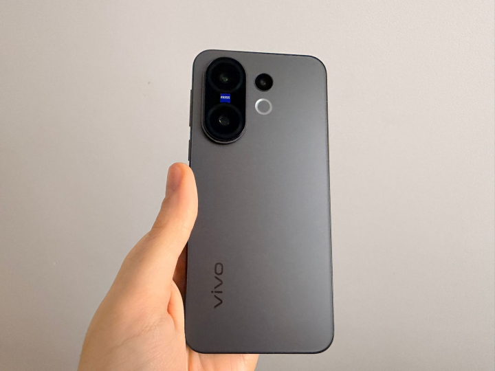 El vivo X200 FE. Un teléfono muy compacto que en mano es una delicia.