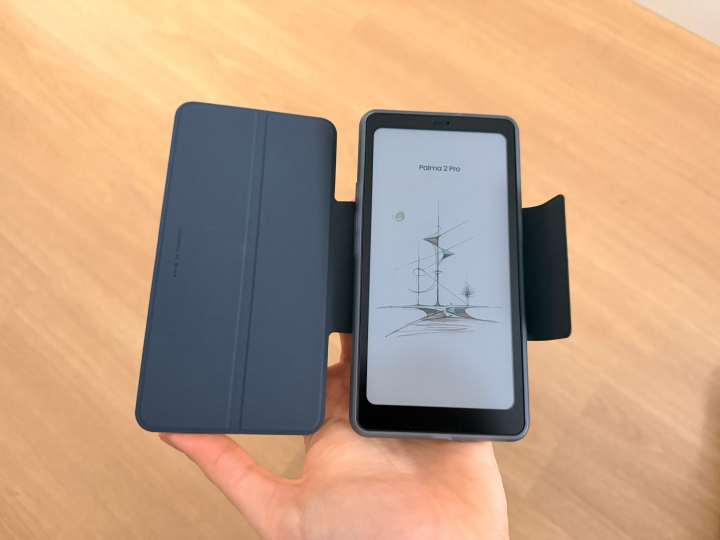La BOOX Palma 2 Pro, con su funda puesta.