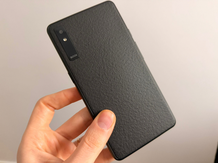 La parte trasera del BOOX Palma 2 Pro, con su cámara integrada.