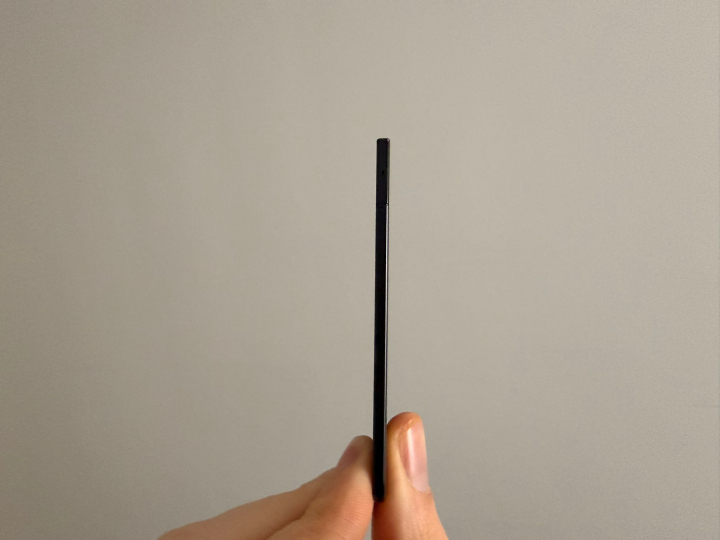 Lo fina que es la grabadora Plaud Note Pro. Igualita que una tarjeta de crédito.