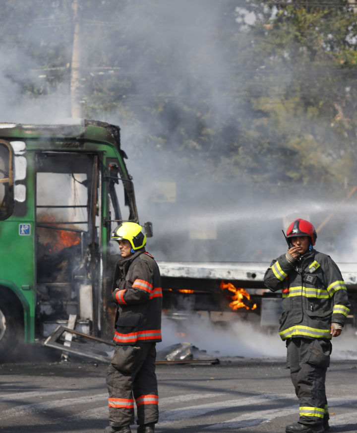 Integrantes del Cuerpo de Bomberos de Guadalajara realizan labores para extinguir el incendio de un vehículo este domingo, en Guadalajara (México).
