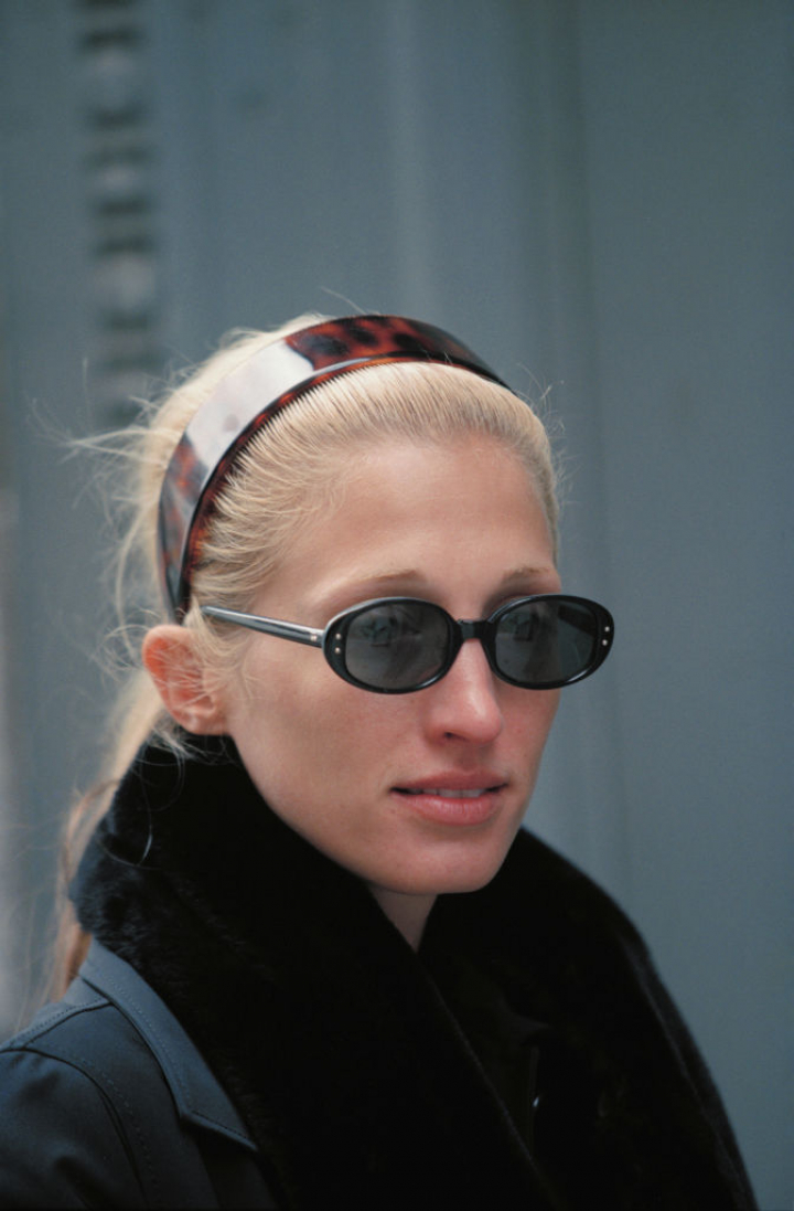 Carolyn Bessette, con diadema y gafas de sol ovaladas