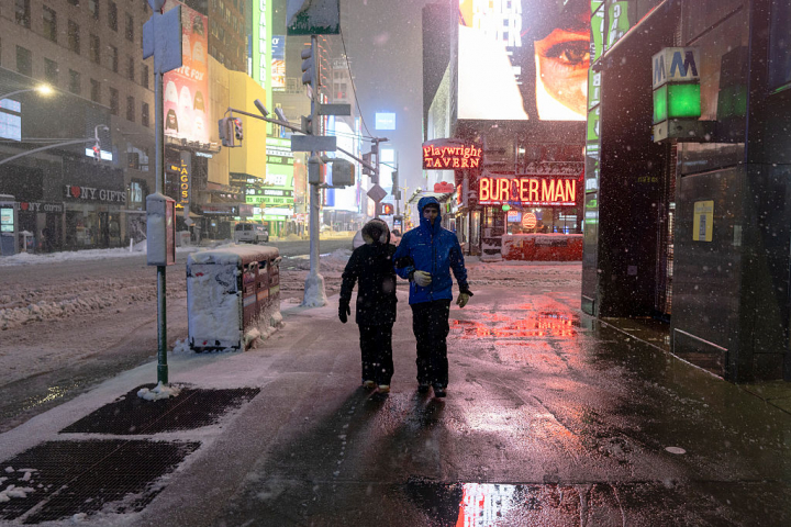 alt="alt="Dos viandantes en Manhattan""