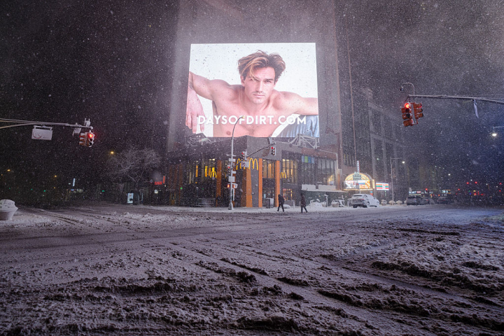 alt="alt="Un anuncio en Times Square sobre un McDonald's.""