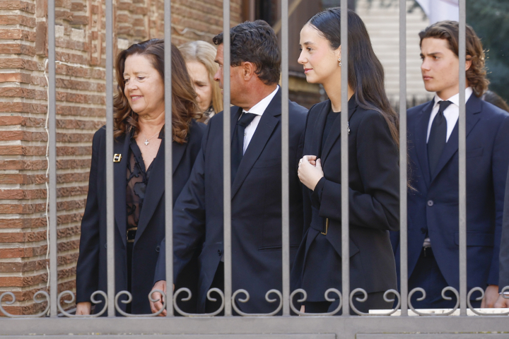 Alexia de Grecia y Carlos Morales, su hijo Carlos Morales, la infanta Elena y Victoria Federica en el homenaje a Irene de Grecia a los 40 días de su muerte