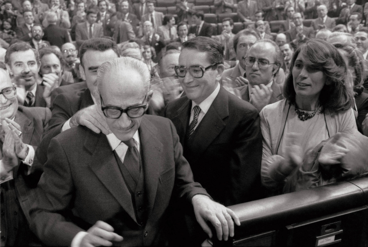 El general Gutiérrez Mellado recibiendo aplausos tras el 23-F