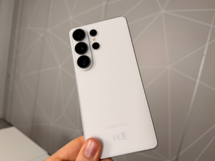 El S26 Ultra en tono blanco.