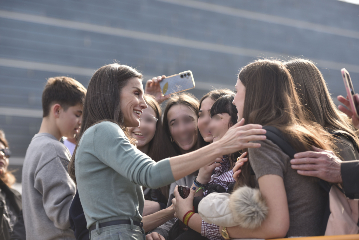 La Reina Letizia hablando con unas jóvenes en Huesca