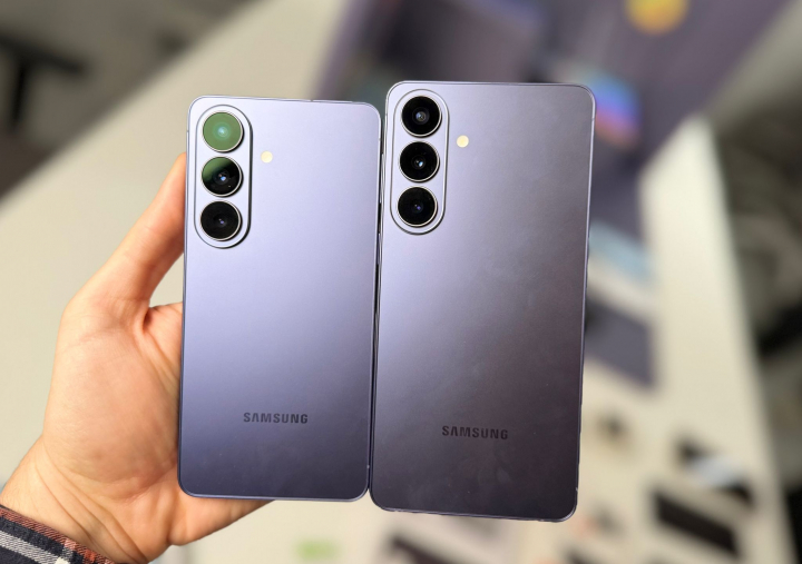 Samsung Galaxy S26 y S26+. La diferencia de tamaño es importante, aunque por dentro es prácticamente igual.