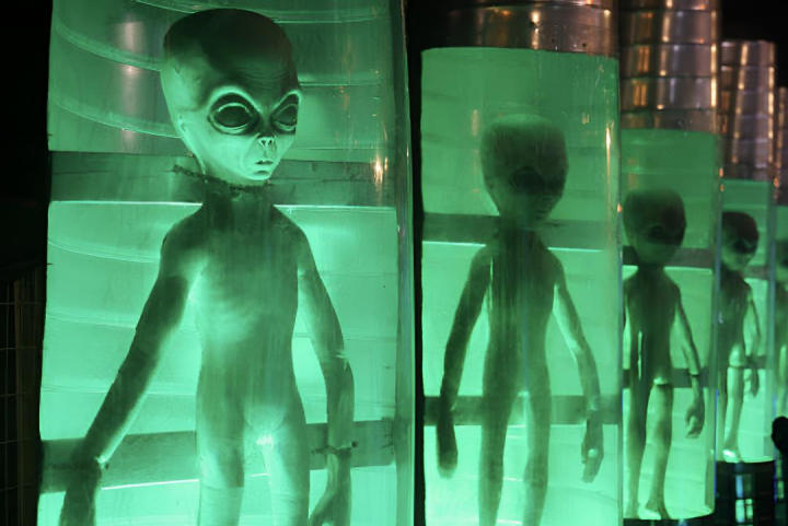 alt="alt="Un grupo de alienígenas en tubos de laboratorio""