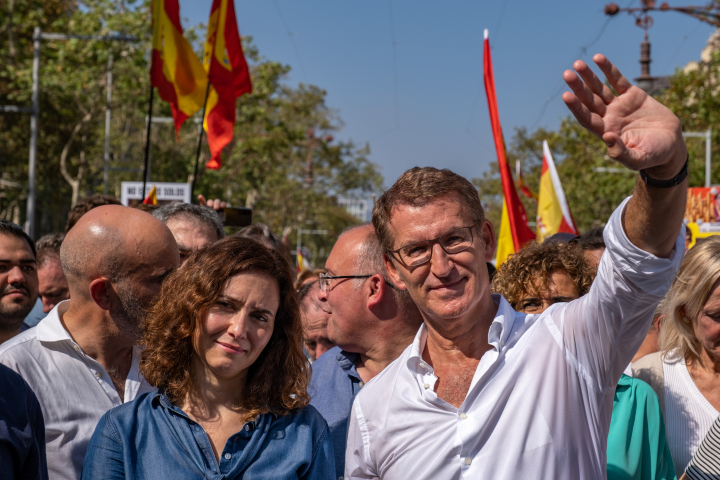 BARCELONA, CATALONIA, SPAIN - 2023/10/08: The leaders of the Popular Party (PP), Isabel Días Ayuso (L) and Alberto Núñez Feijóo (R) are seen during the demonstration in Passeig de Gràcia. Called by the entity Societat Civil Catalana, thousands of demonstrators have Protested in Passeig de Gràcia against the amnesty law for Catalan leaders that aims to bring forward the acting president Pedro Sánchez in exchange for a possible presidential investiture with the favorable vote of the Catalan nationalists. (Photo by Paco Freire/SOPA Images/LightRocket via Getty Images)