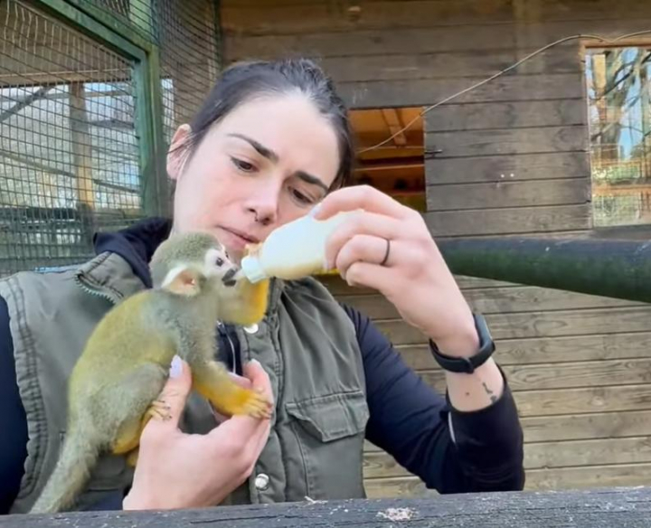 Le dan el biberón a Richter